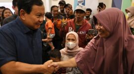 Ketua Umum Partai Gerindra Prabowo Subianto saat bersama Masyarakat. (Facbook.com/@Prabowo Subianto)
