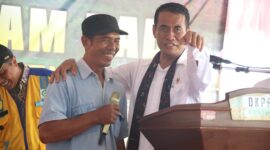 Ketua Komisi IV DPR RI, Titiek Soeharto saat meninjau jalanya panen raya bersama Menteri Pertanian Andi Amran Sulaiman di Kabupaten Bantul. (Dok. Kementerian Pertanian)

