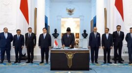 Presiden RI Prabowo Subianto menandatangani Keppres Pengangkatan Dewan Pengawas dan Badan Pelaksana dari Badan Pengelola (BP) Investasi Danantara. (Dok. Tim Media Prabowo)

