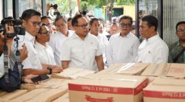 Menteri Pertanian (Mentan) Andi Amran Sulaiman menggelar Operasi Pasar Pangan Murah untuk menstabilkan harga bahan pokok jelang Ramadan dan Idulfitri. (Dok. Kementan)

