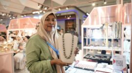 Mahayusi, perajin mutiara asal Lombok, Nusa Tenggara Barat (NTB), menjadi bukti nyata bahwa UMKM lokal dapat menembus pasar internasional. (Dok. BRI)