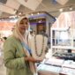 Mahayusi, perajin mutiara asal Lombok, Nusa Tenggara Barat (NTB), menjadi bukti nyata bahwa UMKM lokal dapat menembus pasar internasional. (Dok. BRI)