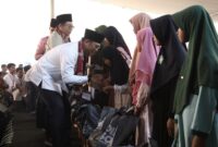 1. Wamentan Sudaryono menyapa para petani Jember di Apel Sholawat Tani 2025. (Dok. Kementan)